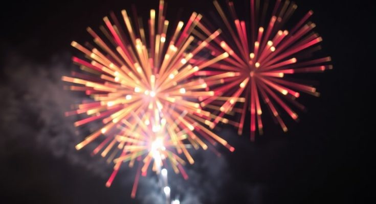 Feux d'artifice éclatants sur fond nocturne.