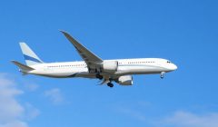 Avion Boeing 787 en vol, moteur coupé