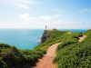 Sentier côtier, phare, mer et ciel bretons