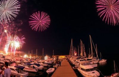 Bateaux, feux d'artifice, foule au port Pierre Canto.