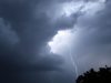 Ciel orageux menaçant, éclairs zébrant le ciel.