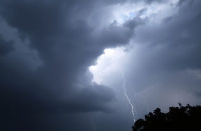 Ciel orageux menaçant, éclairs zébrant le ciel.