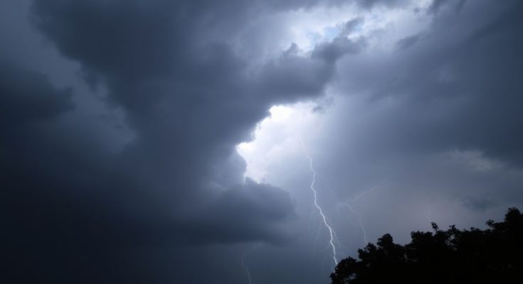 Ciel orageux menaçant, éclairs zébrant le ciel.