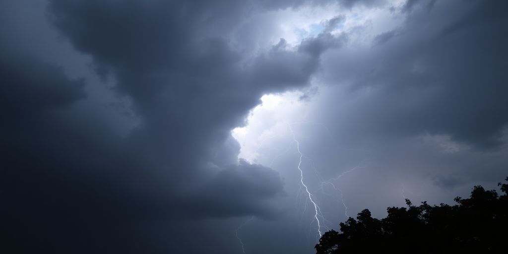 Ciel orageux menaçant, éclairs zébrant le ciel.