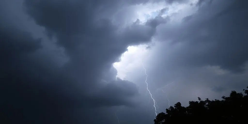Ciel orageux menaçant, éclairs zébrant le ciel.
