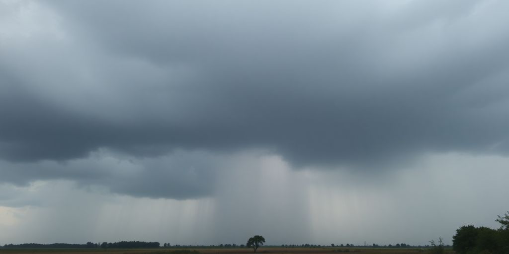 Nuages sombres et pluie tombant sur un paysage rural.