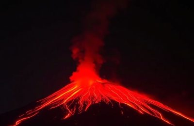 L'Etna en éruption crachant de la lave incandescente dans le ciel nocturne.