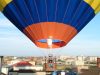 Montgolfière près d'immeubles en ville.