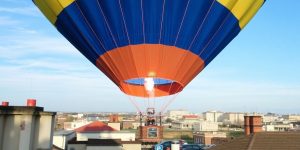 Atterrissage d’urgence en ville : une montgolfière frôle la catastrophe à Bedford