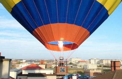 Montgolfière près d'immeubles en ville.