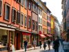 Des rues commerçantes animées à Albi et Metz.