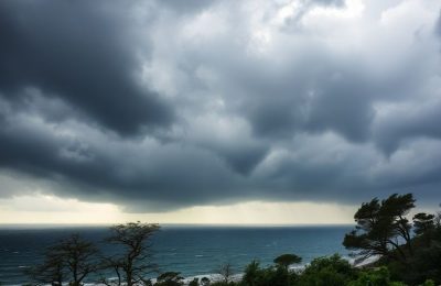 Tempête Floris : Vents forts et nuages sombres sur l'Europe du Nord.
