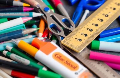 Produits scolaires dangereux : stylos, ciseaux, colle.