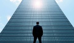 Patrick Drahi silhouette face à un gratte-ciel