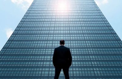 Patrick Drahi silhouette face à un gratte-ciel