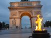 Flamme du Soldat inconnu, homme allumant une cigarette.