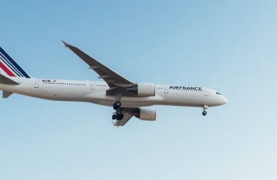 Avion Air France en vol au-dessus de nuages.