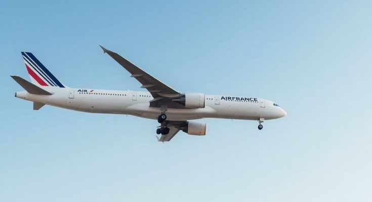 Avion Air France en vol au-dessus de nuages.
