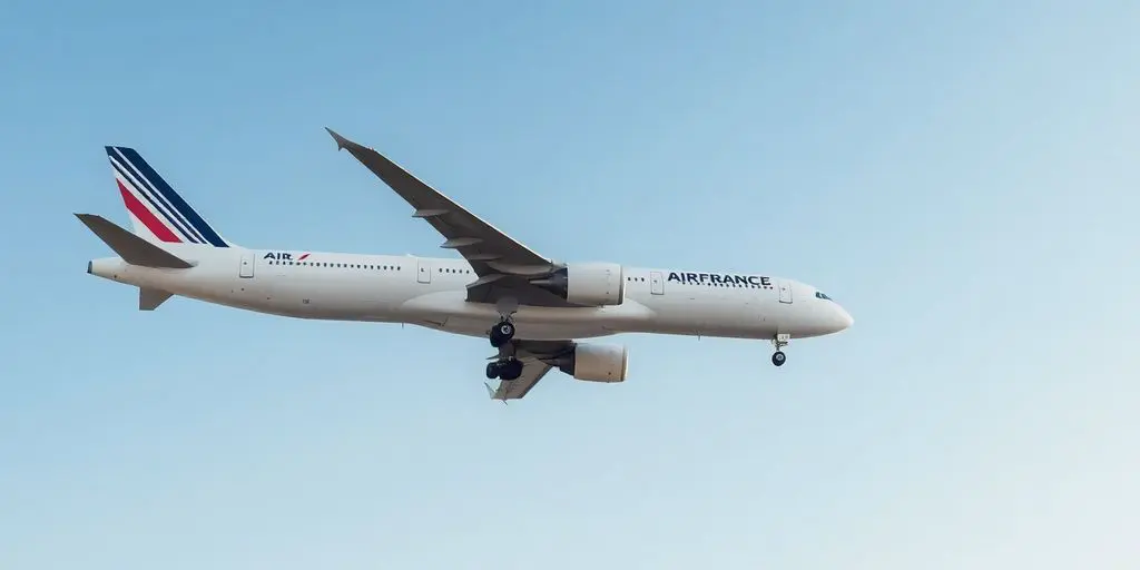 Avion Air France en vol au-dessus de nuages.