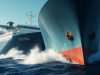 Deux navires en mer, l'un heurtant l'autre.