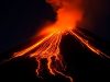 L'Etna en éruption, lave incandescente descendant la montagne.