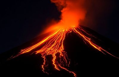 L'Etna en éruption, lave incandescente descendant la montagne.