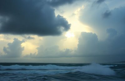 Ouragan menaçant les côtes américaines avec des nuages sombres.