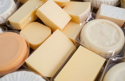Des fromages dans des barquettes prêtes à être vendues