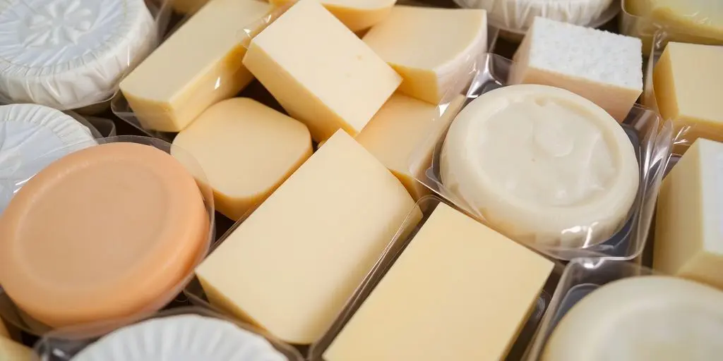 Des fromages dans des barquettes prêtes à être vendues