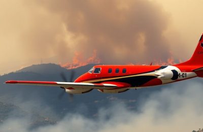 Avions Canadair survolant des zones touchées par des incendies.