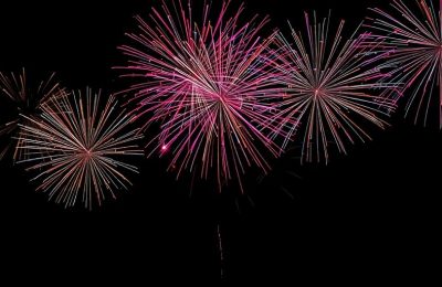 Feux d'artifice éclatants illuminant un ciel nocturne sombre.