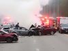 Voitures accidentées sur une route avec des fumées.