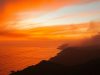Ciel orangé avec fumée au-dessus de la côte française.