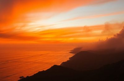 Ciel orangé avec fumée au-dessus de la côte française.