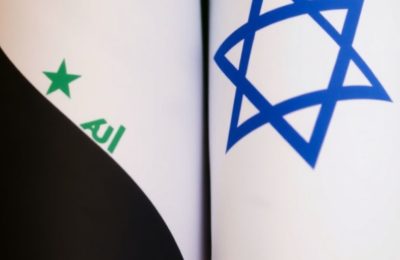 Drapeaux d'Israël et du Hamas flottant côte à côte.