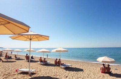 Soleil éclatant sur la Côte d'Azur avec des vacanciers.
