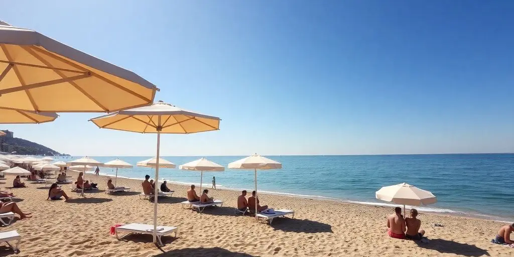 Soleil éclatant sur la Côte d'Azur avec des vacanciers.
