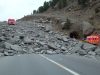 Éboulement sur route de montagne avec débris