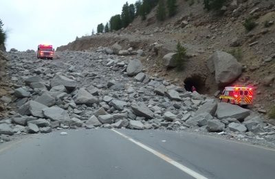 Éboulement sur route de montagne avec débris