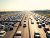 Voiture sur une autoroute bondée en plein soleil.