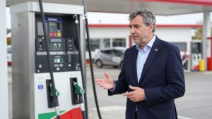 Ce qu'il faut retenir des annonces de Sébastien Lecornu pour "soutenir l'activité" face à la hausse des prix des carburants