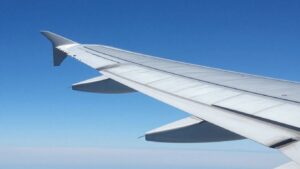 Flambée du prix du kérosène : vaut-il mieux acheter ses billets d’avion tout de suite ou attendre ?