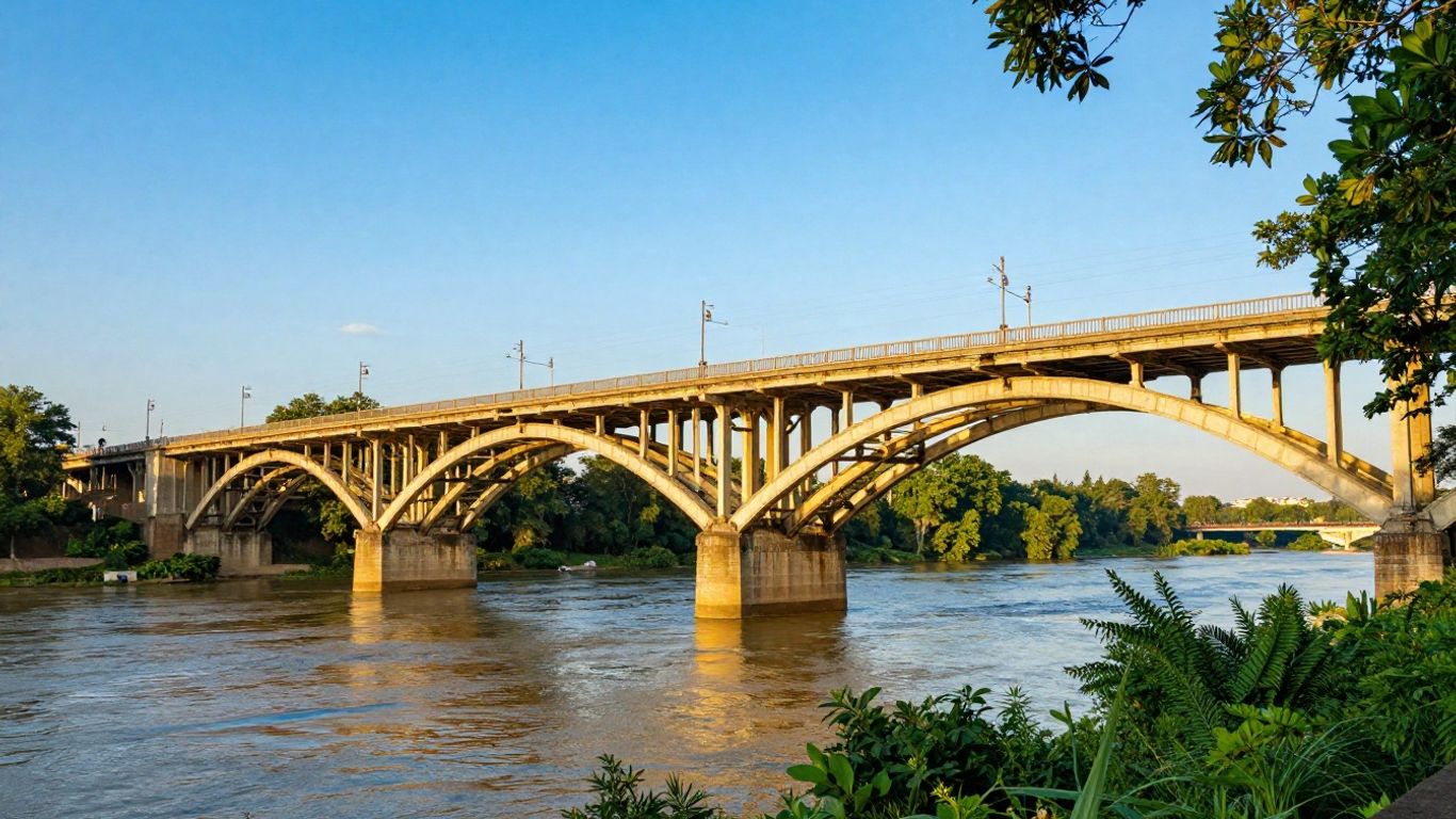 Pont majestueux sous un ciel bleu éclatant ensoleillé.