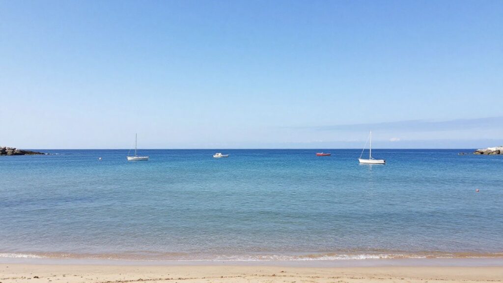 Plages bretonnes avec eau bleue et sable fin.