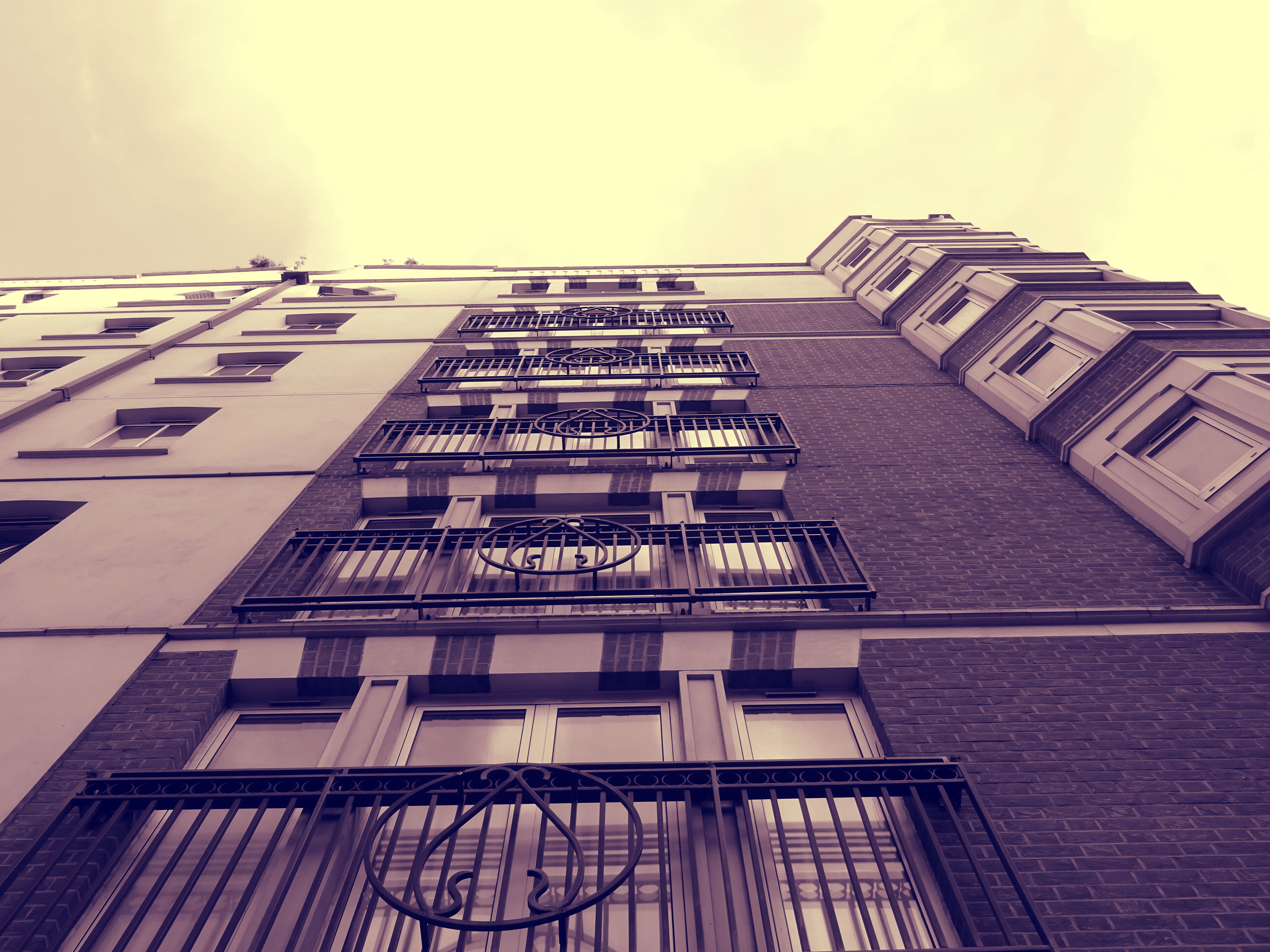 Deux colocataires comparant leurs aides au logement