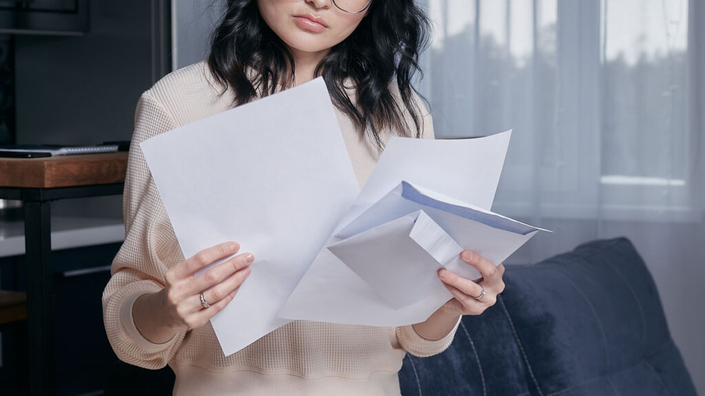 Femme rassemblant les documents nécessaires à une demande d’allocation veuvage