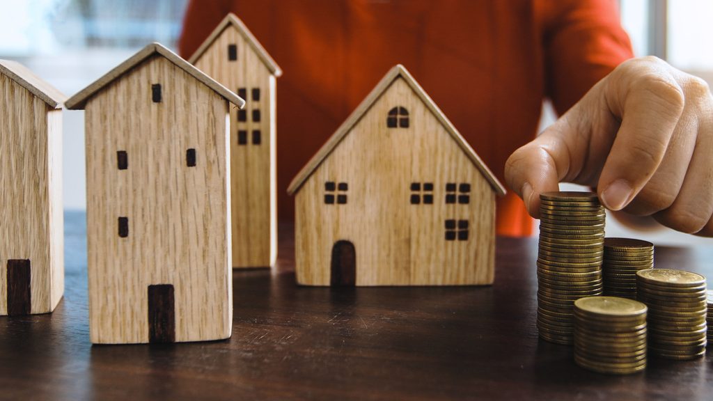Maison miniature, billets en euros et pièces illustrant le paiement de l’IFI 2026