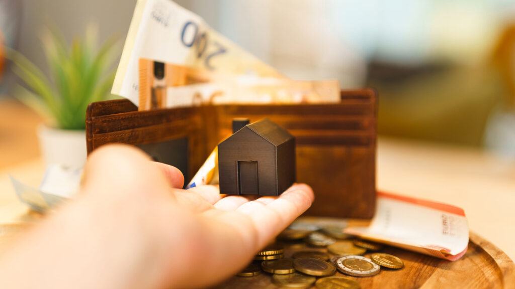 Maisons miniatures et pièces illustrant les différentes échéances IFI 2026