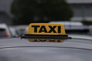 Taxis électriques : qui pourra toucher jusqu’à 5 500 € d’aide pour un véhicule commandé dès le 1er septembre ?