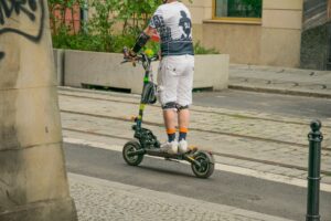 Trottinette électrique : 135 € d’amende sans casque à Paris et en petite couronne, où cette obligation existe-t-elle ailleurs ?